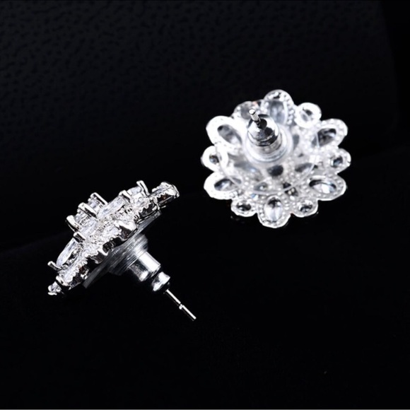 Sterling Silver 5CT Cubic Zircon Flower Snow Crystal Diamond Stud Earrings - Picture 9 of 11